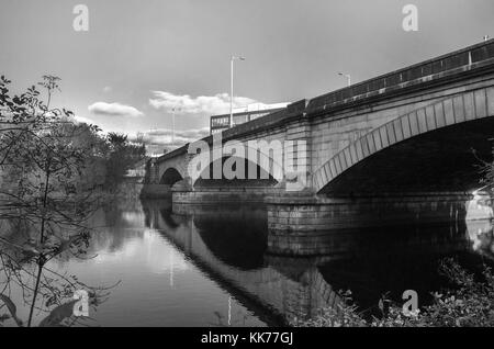 GLASGOW, Schottland - 29 Oktober 2017: eine schwarze und weiße Seite Blick auf die rutherglen Brücke in Glasgow. Stockfoto