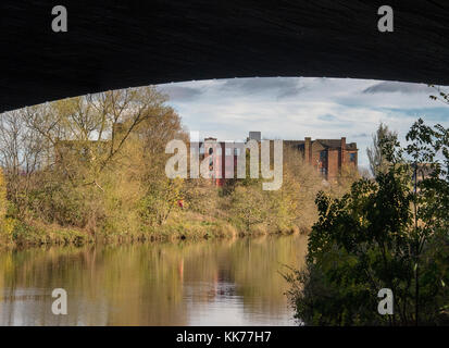 GLASGOW, Schottland - 29 Oktober 2017: Eine Ansicht von Rutherglen Brücke der alten Schule neben dem Shawfield smart-Brücke Stockfoto