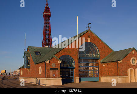 Blackpool RNLI-Station ist die Heimat von 3 küstennahe Rettungsboote und ein großes Team von Freiwilligen, die harte Arbeit Leben auf See zu retten. Lancashire, Großbritannien Stockfoto