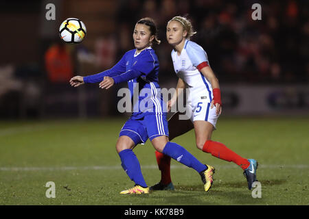 Kasachstans Saule Karibayeva (links) und England's Steph Houghton Kampf um den Ball während der 2019 Women's World Cup qualifizieren, Gruppe ein Spiel an der westlichen Holmes Gemeinschaft Stadium, Colchester. Stockfoto