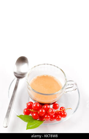 Foto von Espresso mit Johannisbeeren in Glasschale auf weißen Hintergrund isoliert Stockfoto