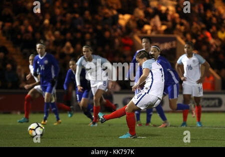 England's Fran Kirby scores zweites Ziel ihrer Seite des Spiels aus dem penatly Spot während der 2019 Women's World Cup qualifizieren, Gruppe ein Spiel an der westlichen Holmes Gemeinschaft Stadium, Colchester. Stockfoto