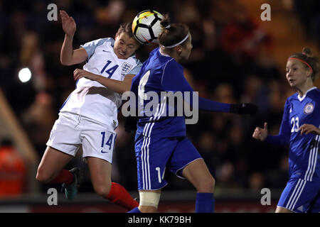 England's Fran Kirby (links) und Kasachstans Jekaterina Babshuk Kampf um den Ball während der 2019 Women's World Cup qualifizieren, Gruppe ein Spiel an der westlichen Holmes Gemeinschaft Stadium, Colchester. Stockfoto