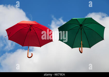 Zwei schwimmende Sonnenschirme in Rot und Grün Stockfoto