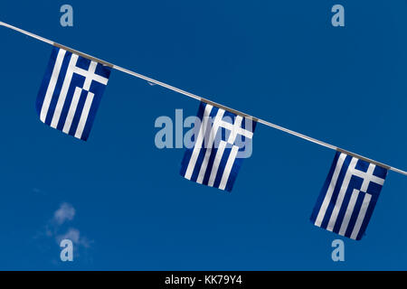 Festoon Schlinge mit 3 griechische Fahnen, die in einem griechischen Dorf auf Zypern gesichtet. Stockfoto