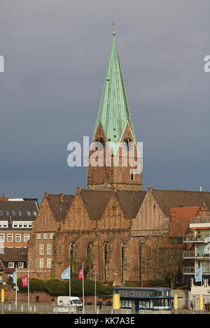 Bremen, Deutschland - 23. November 2017 - Historische St. Martins-Kirche mit hohem Turm und Regenwolken im Hintergrund Stockfoto