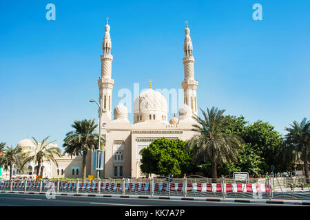 Jumeirah Moschee in Dubai, Vereinigte Arabische Emirate mit klaren blauen Himmel Stockfoto