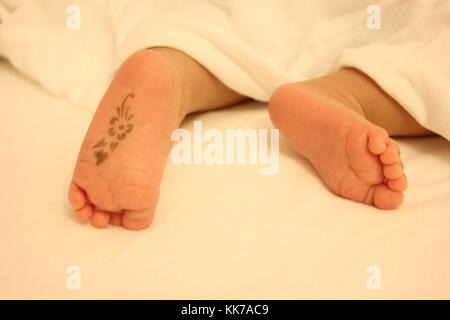 Baby Fuß mit Henna Stockfoto