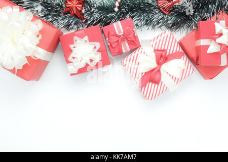 Oben Ansicht luftbild von vielen Geschenkkarton mit Tanne. frohe Weihnachten & ein glückliches neues Jahr Hintergrund Konzept. Tabelle top schönes Zubehör Stockfoto