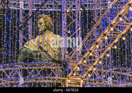 Ein George Street Statue ist in der Mitte einer Weihnachtsbeleuchtung Installation für 2017 in Edinburgh, Schottland, Großbritannien. Stockfoto