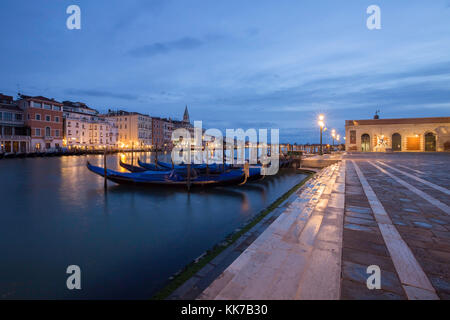 Vor der Dämmerung Blaue Stunde in Santa Maria della Salute, Dorsoduro Venedig, die den Canal Grande zum Markusplatz und der Guidecca Kanal Stockfoto