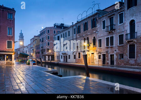 Vor der Dämmerung Blaue Stunde Blick hinunter Blick auf den Rio di San Barnaba Kanal aus dem Campo San Barnaba, Dorsoduro Venedig, Italien. Stockfoto