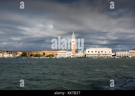 Sturm Licht von der Guidecca Kanal, Venedig in Richtung der Markusplatz, der Dogenpalast und der Campanile. Stockfoto