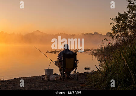 Fischer auf See Cassidy SSanlage bei Sonnenaufgang mit Mount Pilchuck im Nebel Stockfoto