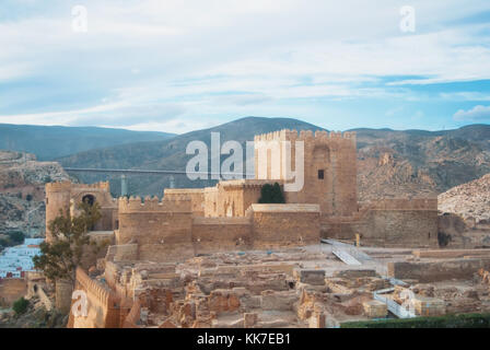 Panoramablick auf mittelalterliche maurische Festung Alcazaba in Almeria und Bergen im Hintergrund, Andalusien, Spanien. Stockfoto