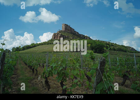 ROCHE DE SOLUTRE - Frankreich Burgund - LA ROCHE DE SOLUTRE EN REGION BOURGOGNE - CHEMIN Francois Mitterand - WEINBERGE POUILLY © Frédéric BEAUMONT Stockfoto