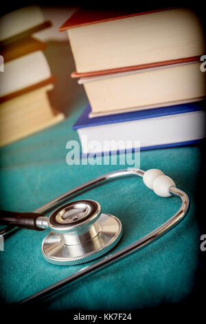 Stethoskop neben einigen Medizin Bücher, konzeptionelle Bild Stockfoto