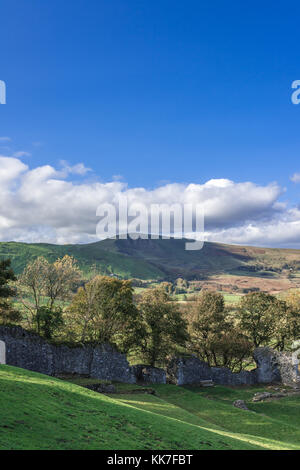 Die Anzeige über die Mam tor Berg von Peveril Castle, Peak uk Stockfoto