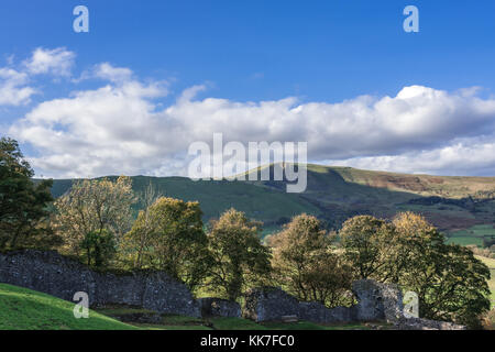 Die Anzeige über die Mam tor Berg von Peveril Castle, Peak uk Stockfoto