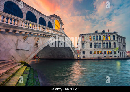 Venedig. stadtbild Bild von Venedig mit der berühmten Rialto Brücke und dem Grand Canal. Stockfoto