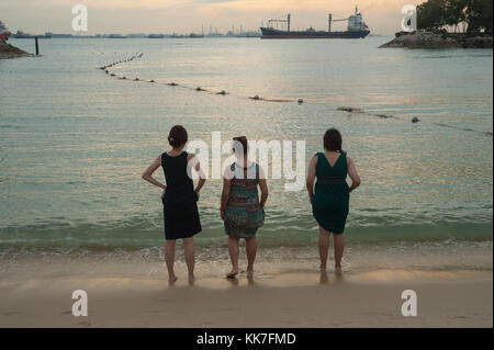 Singapur, Republik Singapur Badegaeste auf Siloso Beach auf der Insel Sentosa Stockfoto