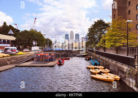 Shadwell Becken Outdoor Activity Center und Canary Wharf Skyline, Tower Hamlets, London, UK, Stockfoto