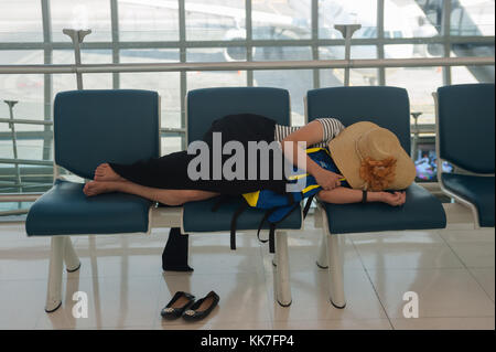 Bangkok, Thailand, schlafende Frau im Abflugbereich am Flughafen Bangkok Stockfoto