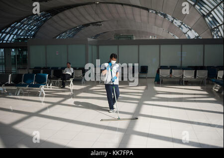 Bangkok, Thailand, Cleaner reinigt im Flughafen Bangkok Stockfoto