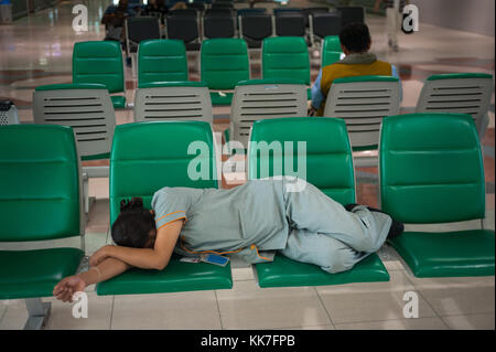 Bangkok, Thailand, schlafende Frau im Abflugbereich am Flughafen Bangkok Stockfoto