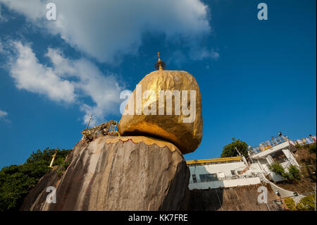 Kyaikto, Myanmar, der goldene Felsen mit dem Kyaiktiyo Pagode Stockfoto