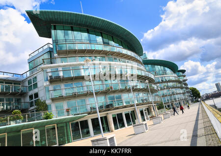 Riverside Apartments auf der Thames Path im Hermitage Wharf, Wapping, Tower Hamlets, East London, Großbritannien Stockfoto