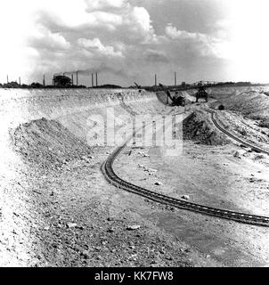 1950er Jahre, historische Bild zeigen die große Fläche an der London Brick Company, die gegraben worden ist oder für Ziegel Boden abgebaut, in diesem Fall ist es die wertvollen Rohstoff Ton, der in der Produktion von großen industriellen Backstein, in Bedford, England, UK. Stockfoto