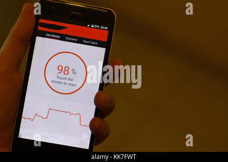 Smartphone App oxymeter, dass Maßnahmen, die O2-Sättigung in der mit Hilfe der Kamera Handy Anwendung Blut Stockfoto