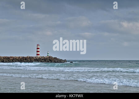 Light Tower in Ilha Deserta (Wüste Insel) in Faro, Algarve, Portugal Stockfoto