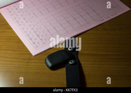 Ekg- und Pulsmesser mit Brustgurt Herzfrequenz Puls Stockfoto