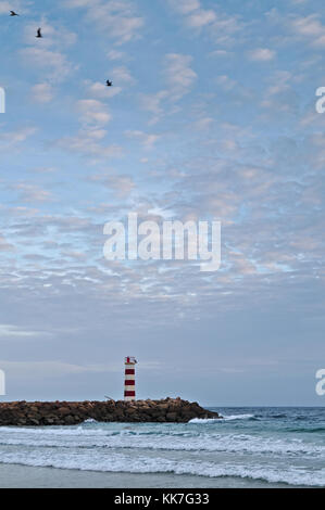 Light Tower in Ilha Deserta (Wüste Insel) in Faro, Algarve, Portugal Stockfoto