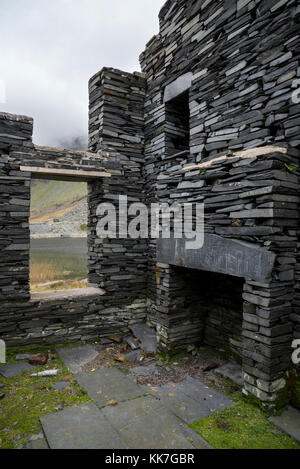 Die Ruinen der alten Schiefergrube Gebäude am cwmorthin, tanygrisiau, North Wales. Ein alter Steinbruch in die Berge, jetzt eine beliebte Gegend mit Wanderern. Stockfoto