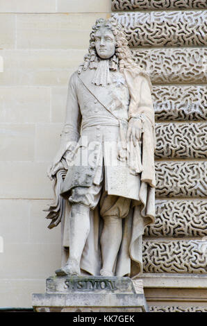 Paris, Frankreich. Palais du Louvre. Statue im Cour Napoleon: Louis de Rouvroy, duc de Saint-Simon (1675-1755) zweiter Herzog von Saint-Simon, Französisch Stockfoto