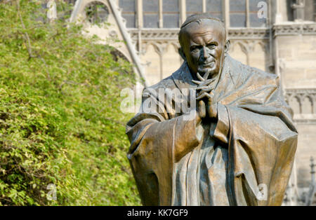 Paris, Frankreich. Statue: Papst Johannes Paul II (Surab Zereteli: 2014) außerhalb der Kathedrale Notre Dame/Notre-Dame de Paris auf der Ile de la Cite. Stockfoto