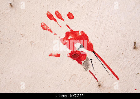 Seite drucken in roter Farbe auf einer weißen Wand Stockfoto