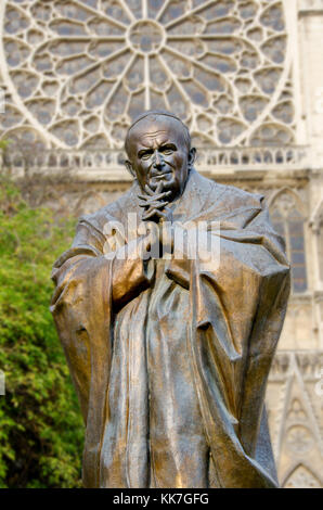 Paris, Frankreich. Statue: Papst Johannes Paul II (Surab Zereteli: 2014) außerhalb der Kathedrale Notre Dame/Notre-Dame de Paris auf der Ile de la Cite. Stockfoto