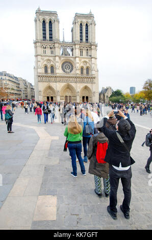 Paris, Frankreich. Kathedrale Notre Dame/Notre-Dame de Paris auf der Ile de la Cite. Gothic. Lange Schlange von Menschen, die darauf warten, zu erhalten Stockfoto