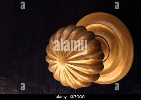 Messing antik Türgriff auf eine dunkle blaue Tür Stockfoto