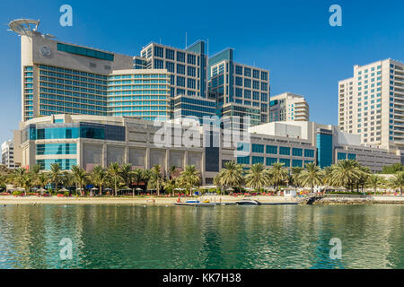 Abu Dhabi, Vereinigte Arabische Emirate, 27. Oktober 2017: Abu Dhabi Mall und Beach Rotana Hotel. Stockfoto