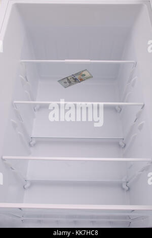 Dollar in Leer Kühlschrank mit geöffneter Tür Stockfoto