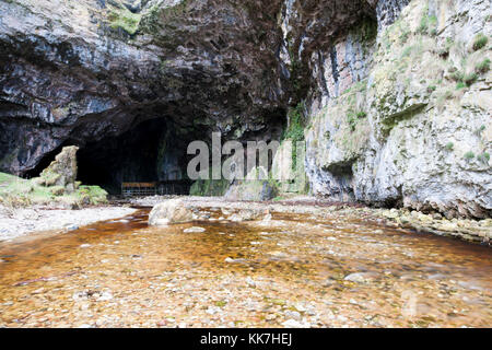 Die dramatische und spektakulären Smoo Höhle verfügt über einen der weltweit größten Eingänge zu jedem Meer Höhle in Großbritannien bei 50 ft hoch und ist innen beleuchtet. Stockfoto