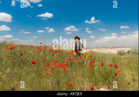 Jugendlich Mädchen im Mohnfeld im Freien Stockfoto
