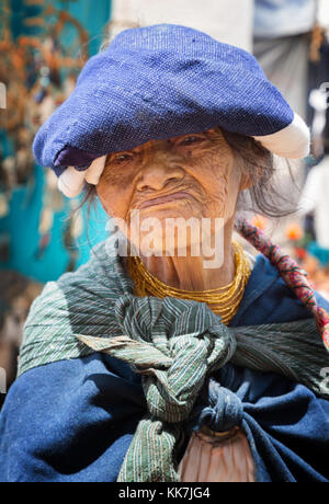 Ecuador Frau; - Indigene ältere Frau in traditioneller Tracht, Otavalo, Ecuador, Südamerika Stockfoto