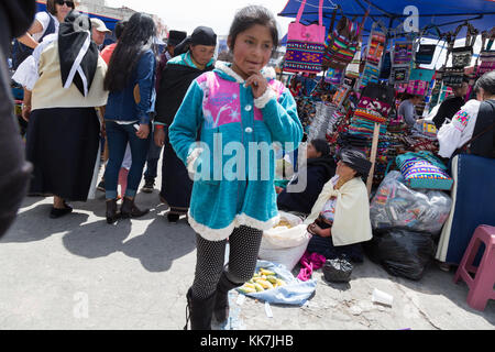 Ecuador Kind - junges ecuadorianisches Mädchen im Alter von 10 Jahren, Otavalo Markt, Otavalo, Ecuador, Südamerika Stockfoto