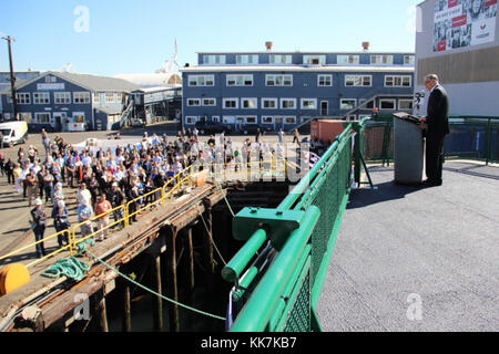 Gouverneur Jay Inslee spricht zu der Menge, die sich am Dock versammelt, vom Picklefork Deck des M/V Chimacum. Gouverneur Jay Inslee 29075033413 Uhr Stockfoto